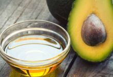 4 طرق صنع زيت الأفوكادو في المنزل وطريقة استخدامة 4 طرق صنع زيت الأفوكادو في المنزل وطريقة استخدامة