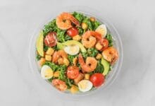 طريقة صنع سلطة السيزر مع الروبيان بطريق غير تقليدية 2024 طريقة صنع سلطة السيزر مع الروبيان بطريق غير تقليدية 2024